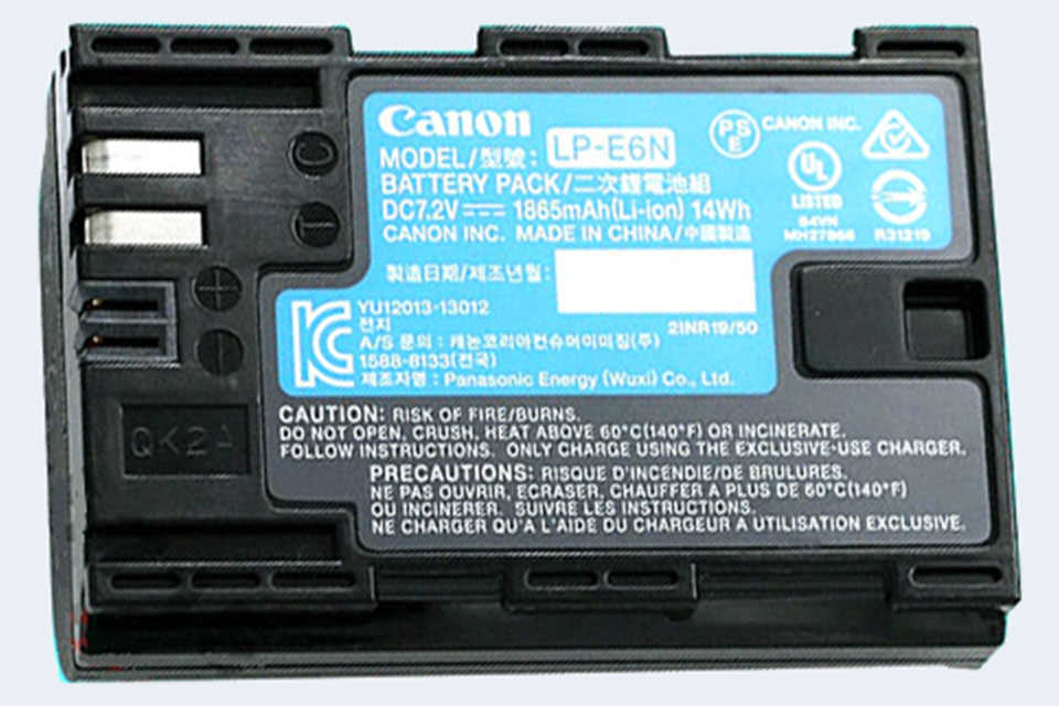 Battery 4pda. LP-e6 Canon Original. Canon LP-e6 оригинал. Аккумулятор Canon 80d. Canon Mark 4 аккумулятор.
